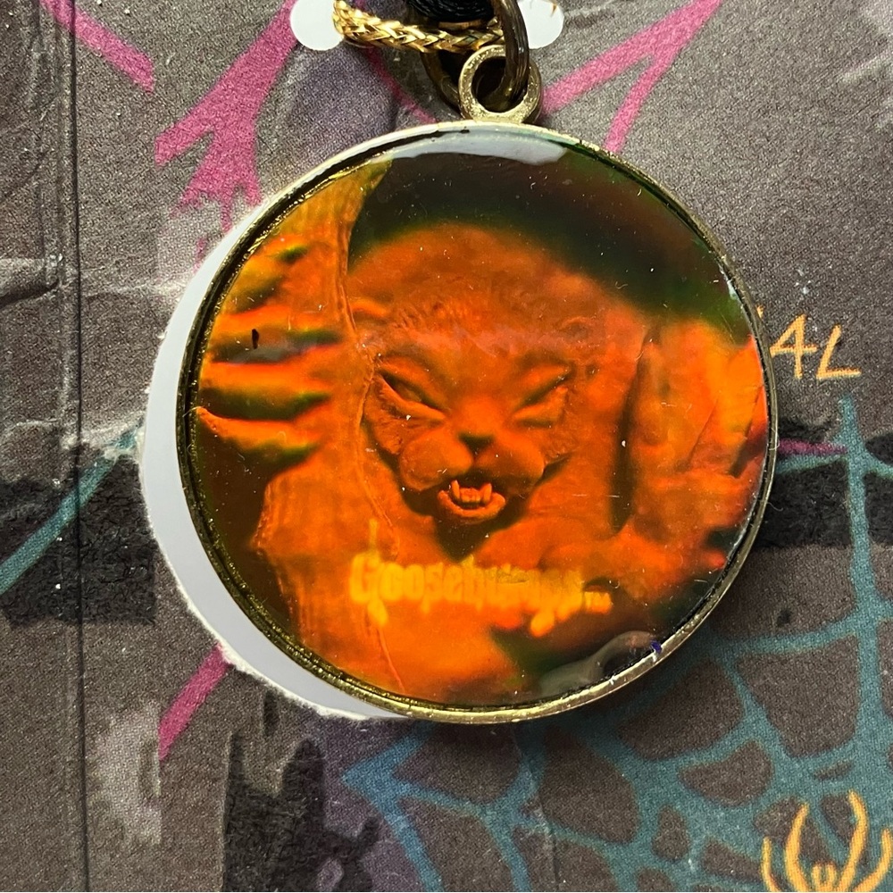 90s Vintage Goosebumps 3D Hologram Necklace - Beast from the East - Picture 3 of 10